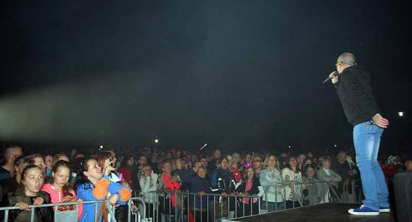 Wokalista De Mono ponownie w Stężycy, tym razem na posterunku policji