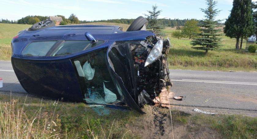 Szklana. Dachował peugeot 
