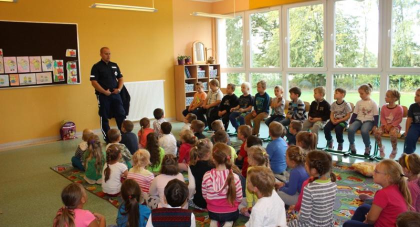 Przodkowo. Pierwszaki spotkały się z policjantem