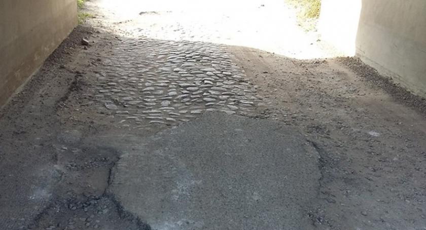 Barniewice. Rolnik zerwał asfalt, żeby dojechać na pole? Urząd dementuje plotki