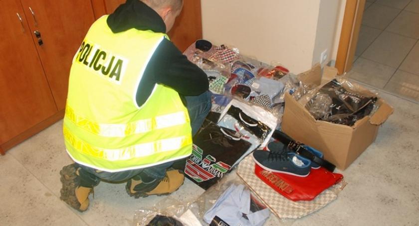 Kartuzy. Handlarz podrobioną odzieżą w rękach policji