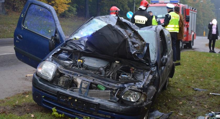 Borowo. Renault wypadło z drogi i uderzyło w płot