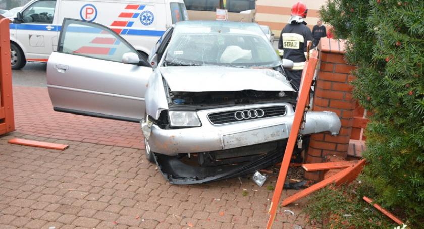 Przodkowo. Audi rozbiło się na ogrodzeniu 