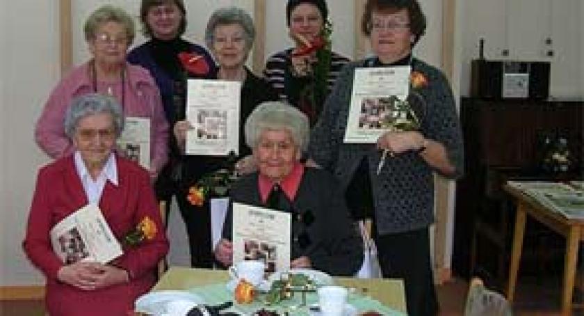 Seniorki ukończyły kurs komputerowy