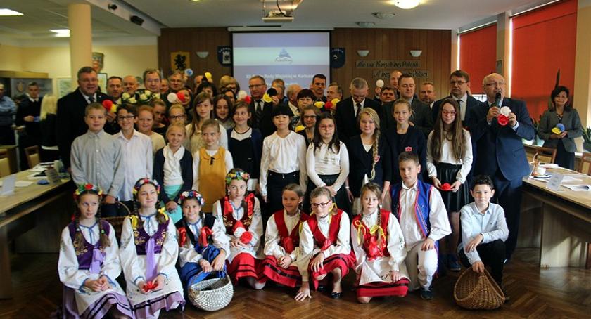 Kartuscy radni tworzyli kwiaty na happening z okazji Narodowego Święta Niepodległości