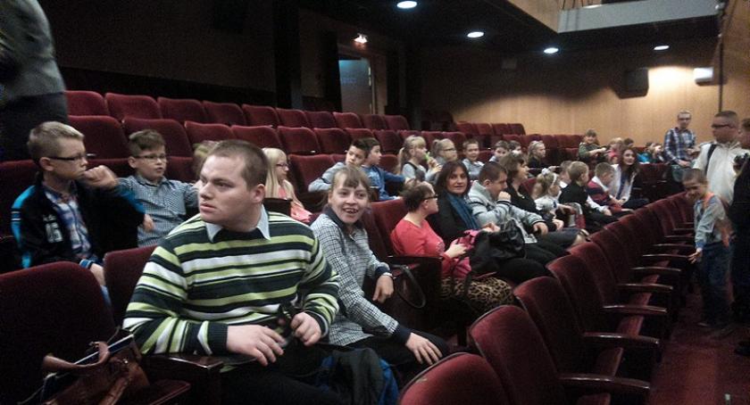 Wyprosili niepełnosprawne dzieci z teatru, bo się śmiały?