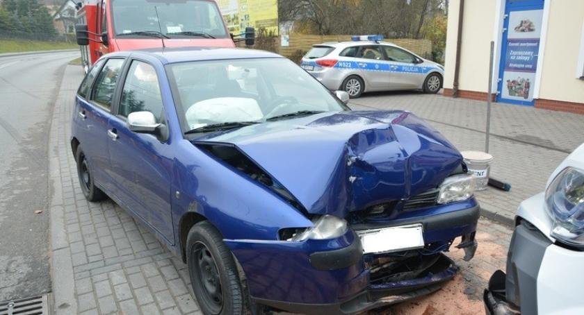 Grzybno. Seat uderzył w zaparkowany samochód dostawczy