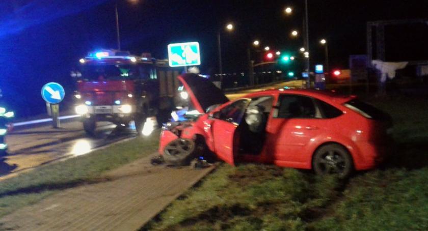 Leźno. Ford wypadł z drogi i uderzył w latarnię