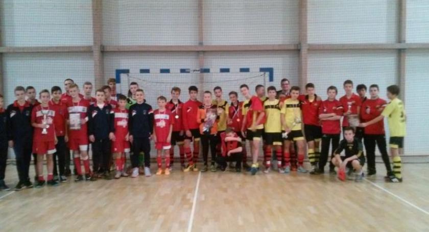 Mocna obsada i zwycięstwo Czarnych w halówce juniorów