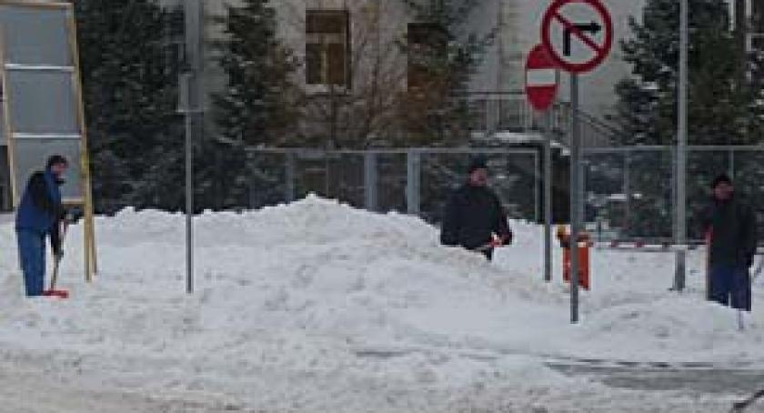 Zaspy na drogach, problemy z przejazdem 