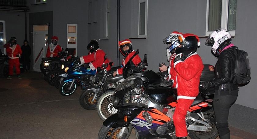 Kartuscy MotoMikołaje z podarunkami dla podopiecznych Domu Dziecka