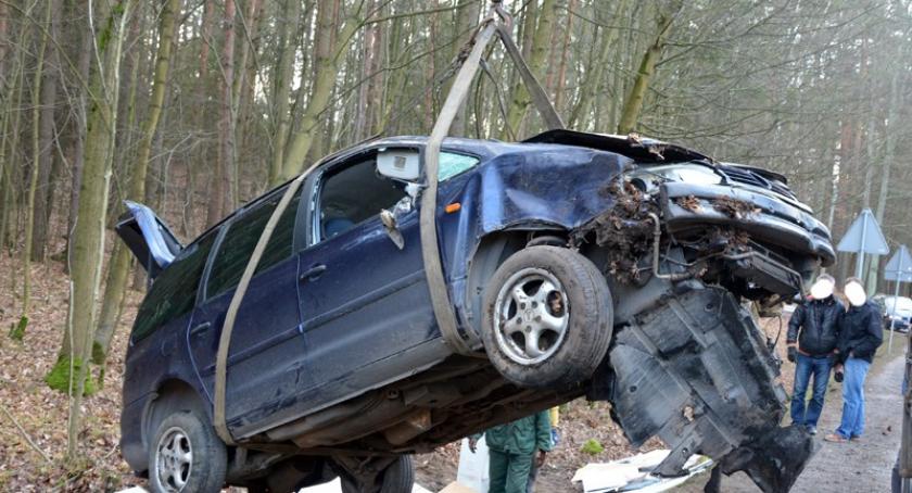 Babi Dół. VW Sharan skasował przystanek i wylądował w rowie