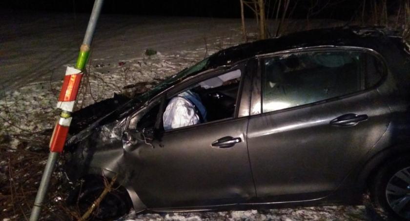 Gowidlino. Peugeot wpadł w poślizg i dachował