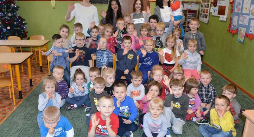 Miechucino. Studentki z Indonezji i Ukrainy z wizytą u przedszkolaków