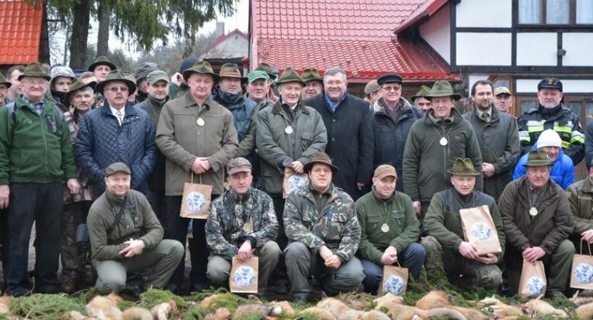 Uroczysty pokot zwieńczył powiatowe polowanie na lisy