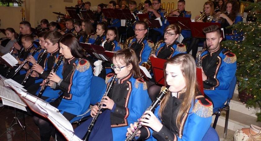 Młodzieżowa Orkiestra Dęta Łapalice zagrała w Miechucinie