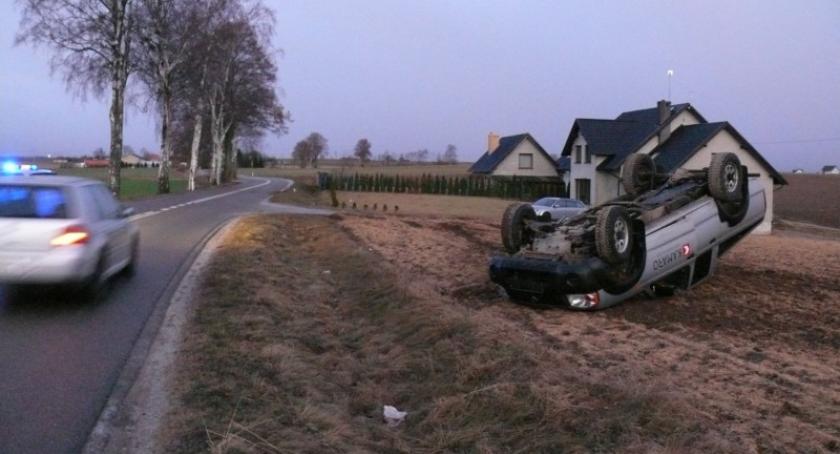 Smołdzino. Nissan wypadł z drogi i dachował 