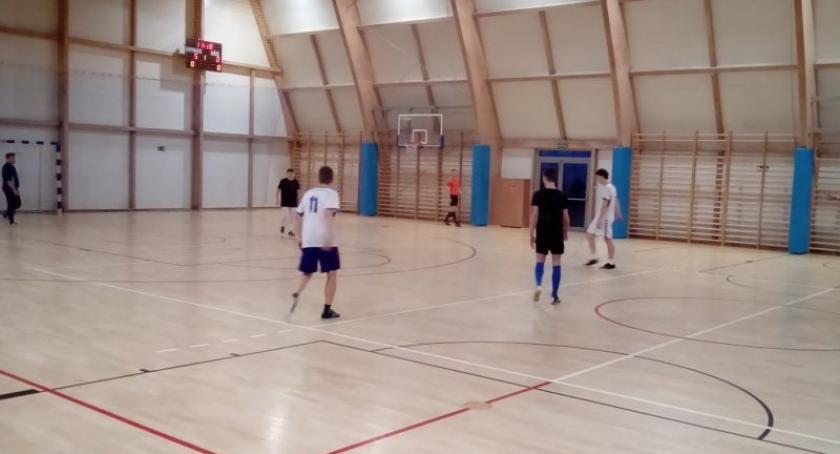 Atom nadal na szczycie somonińskiej halówki