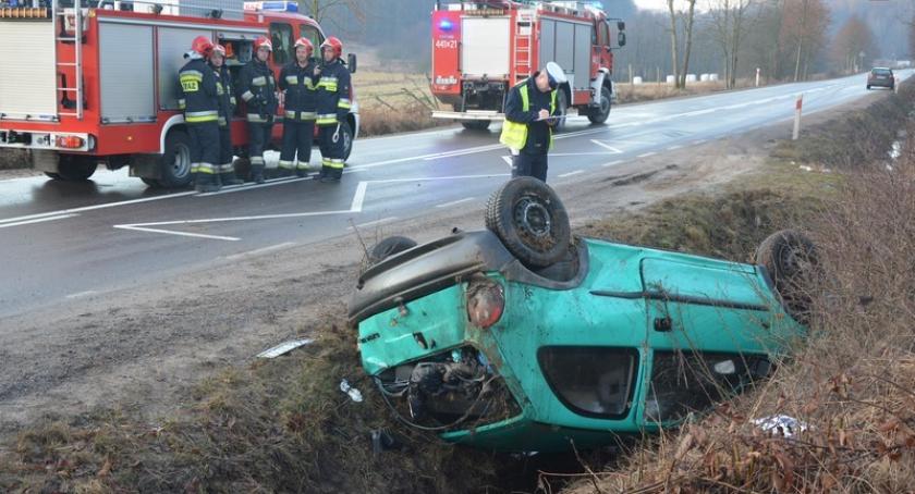 Kosy. Opel wypadł z drogi i dachował