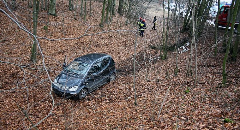 Kosowo. Mercedes wypadł z drogi i wpadł do lasu
