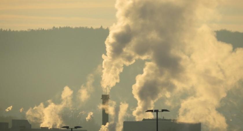 Chmielno. Gminni kontrolerzy sprawdzą, kto pali plastikiem w piecu