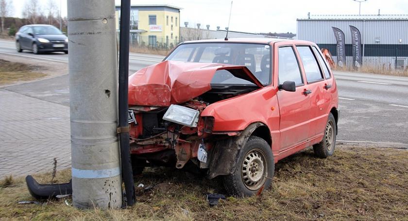 Chwaszczyno. Fiat uderzył w słup energetyczny