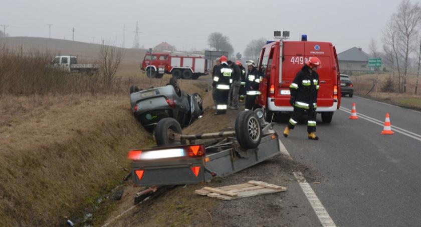 Egiertowo. Toyota wypadła z drogi i dachowała