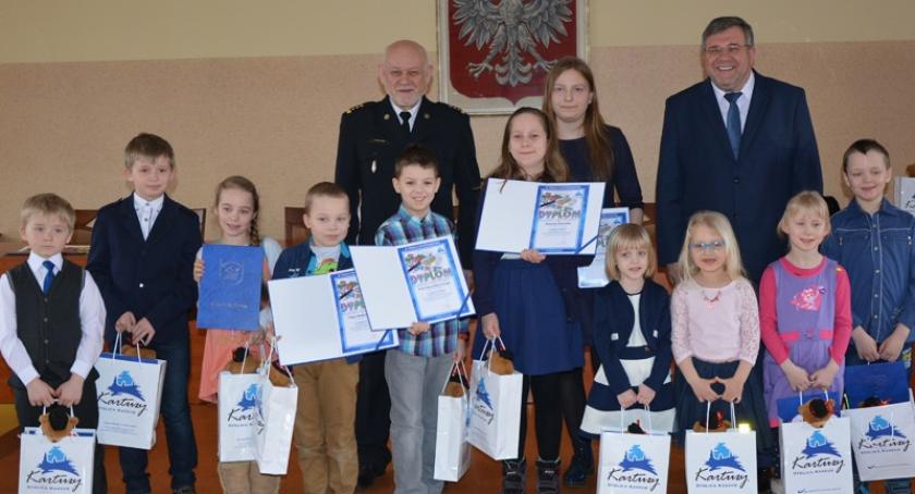 Kartuzy. Strażacy ratownicy w akcji pędzlem dzieci i młodzieży