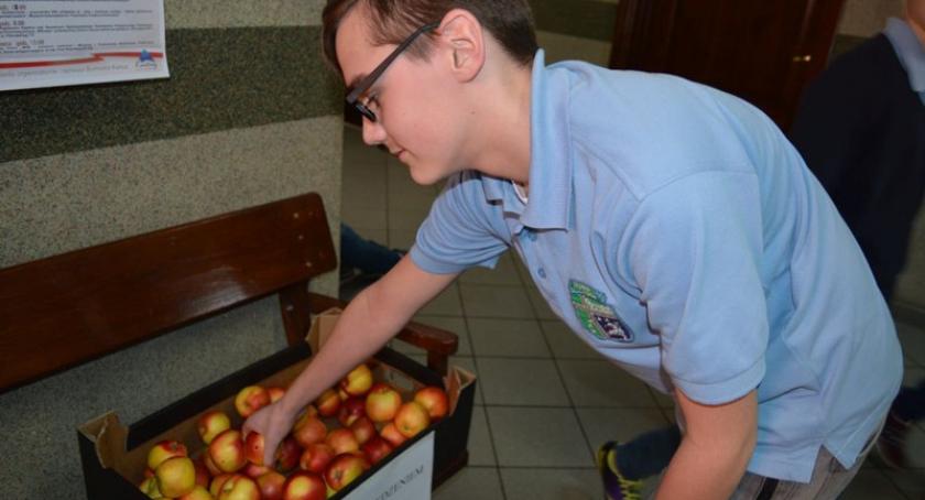 Kartuzy. Katolickie Gimnazjum rozdawało jabłka 