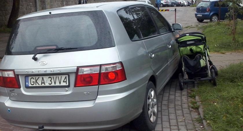 Mistrzowie parkowania. Zajęła miejsca niepełnosprawnym