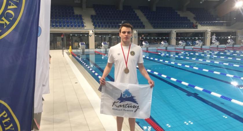 Pływanie. Jakub Skierka złotym i srebrnym medalistą na MP