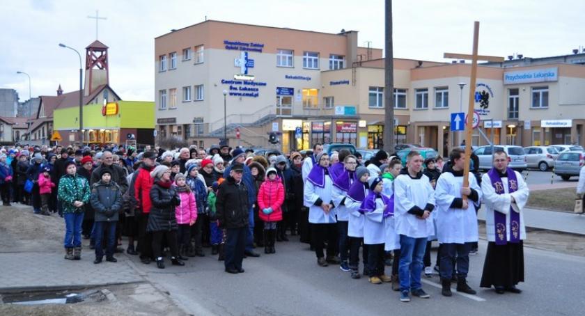 Kartuzy. Nabożeństwa drogi krzyżowej na ulicach miasta i w wersji ekstremalnej