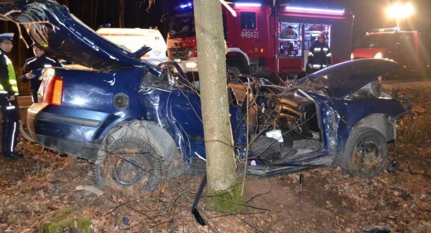 Glincz. Passat wypadł z drogi i wbił się w drzewo - cztery osoby w szpitalu