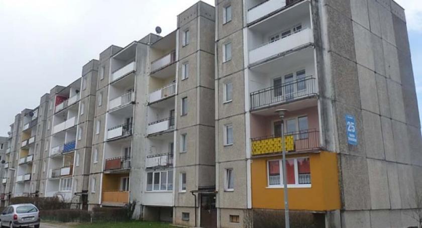 Od czterech miesięcy mieszka na klatce schodowej. Konflikt matki z synem