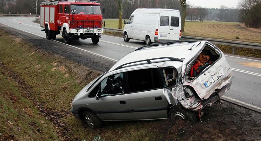 Leźno. Dostawczy mercedes zderzył się z oplem - trzy osoby ranne