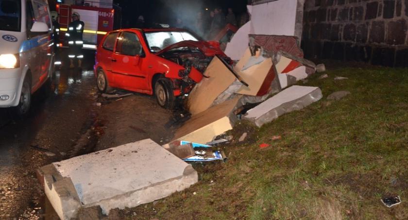 Węsiory. VW Polo skasowała przystanek i potrąciła siedzącego na nim 63-latka