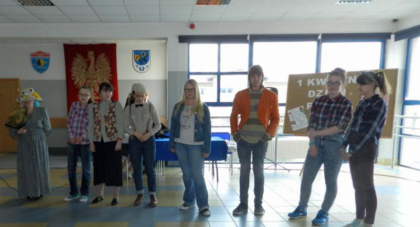 Moda retro w primaaprilisowym wydaniu żukowskich gimnazjalistów