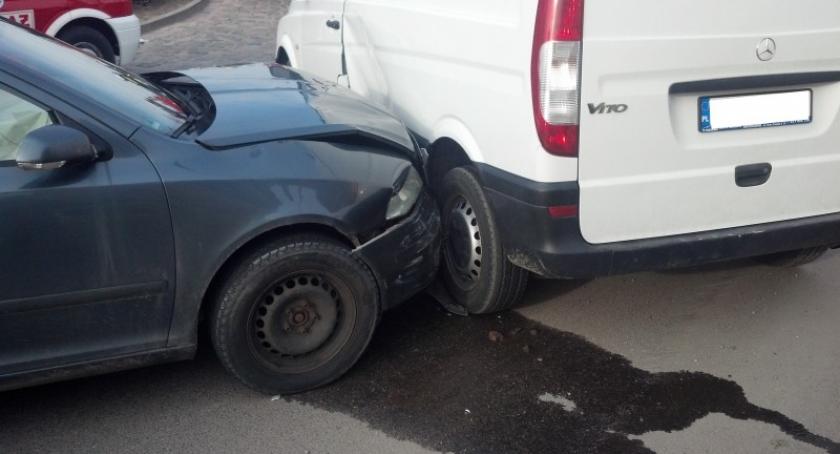 Chwaszczyno. Zderzenie busa ze skodą na rondzie