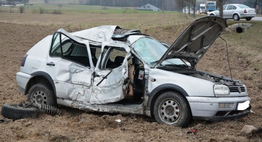 Starkowa Huta. Zderzenie BMW i golfa na K20