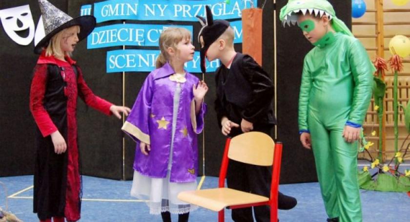 Dzieci zabawa w teatr