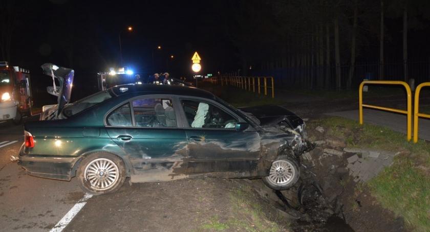Tuchom. BMW potrąciło trzy dziki i uderzyło w przepust