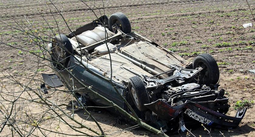 Kamienica Szlachecka. VW Golf wypadł z drogi - dwie osoby poszkodowane