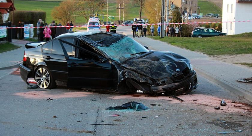 Sierakowice. BMW dachowało na ul. Mirachowskiej - dwie osoby ranne