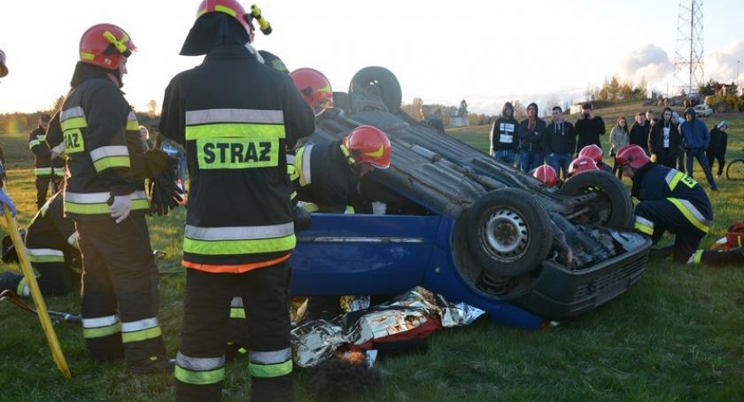 Staniszewo. Quad wjechał w grupę osób, fiat dachował - jedna osoba nie żyje, kilkanaście rannych