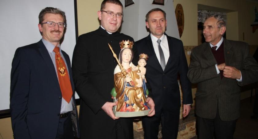 Grupa Kaszubów zawiezie replikę figury Sianowskiej Królowej do Kanady