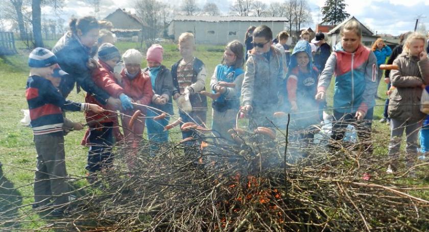 Miszewo. Wszyscy uczniowie porządkowali szkolne obejście
