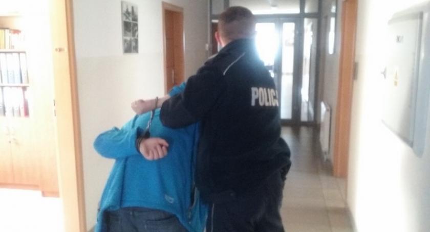 Oferował fikcyjną pracę. Oszust poszukiwany pięcioma listami gończymi w rękach policji