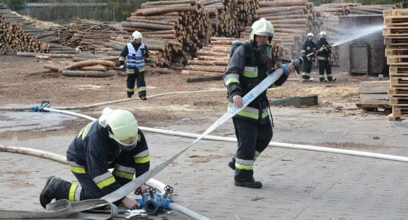 Sulęczyno. Pożar na tartaku - trzy osoby poszkodowane