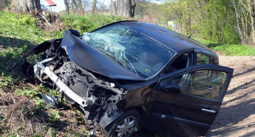 Smętowo Chmieleńskie. Renault rozbiło się na drzewie