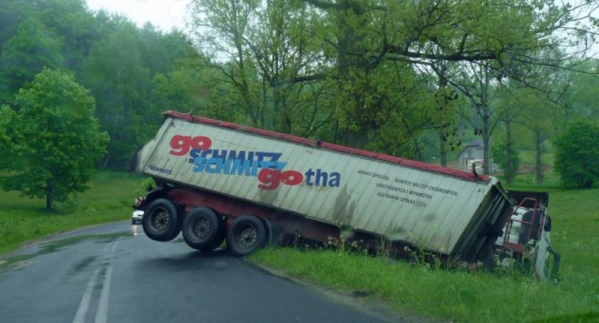Tir wylądował w rowie